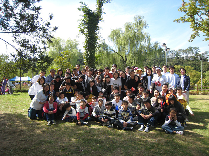 체육대회 행사 끝나고 구로서 직원과 원생들과 함께 한 컷.