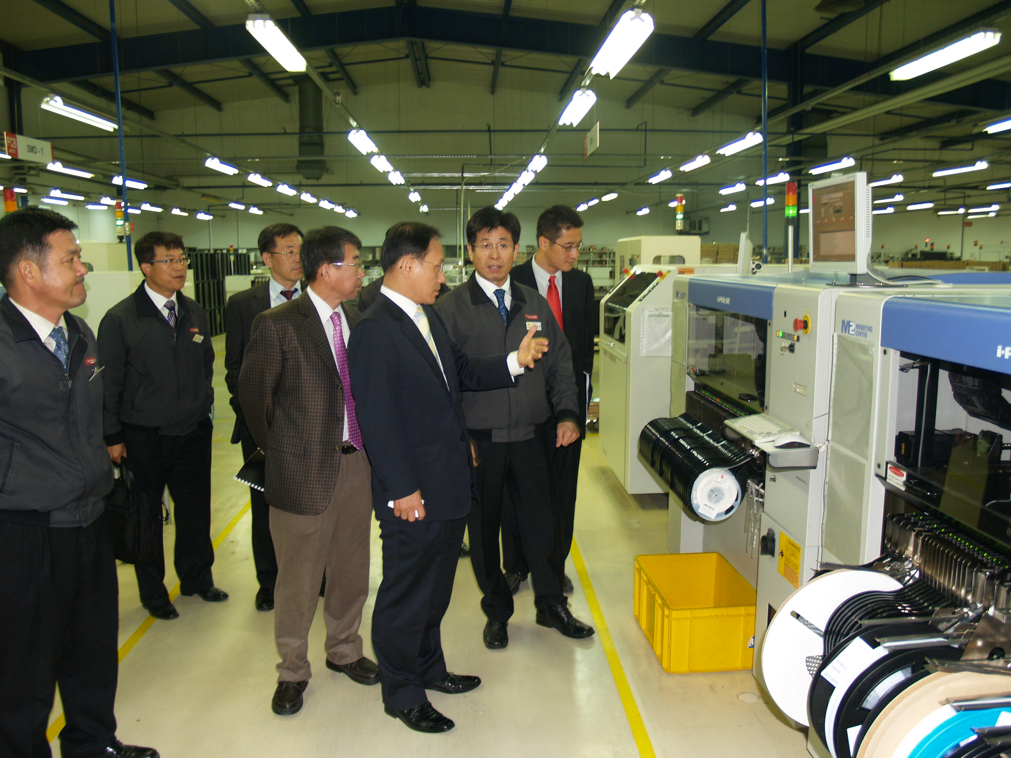 허용석 관세청장이 폴란드에 진출한 대우일렉트로닉스 생산공장을 방문, 현장 관계자로부터 생산라인 등의 설명을 듣고 있다.