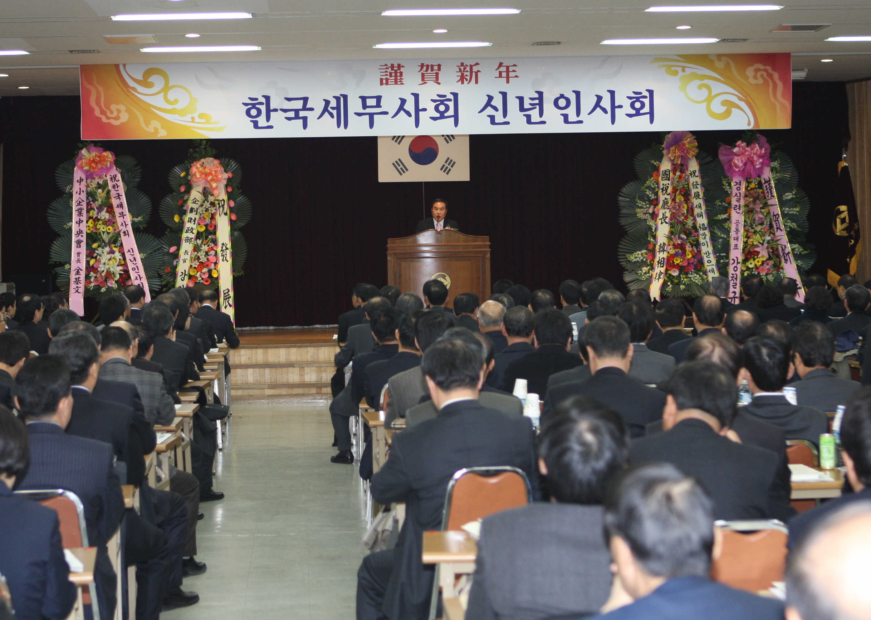 이날 신년인사회에는 이종구의원, 백재현 의원, 유일호 의원을 비롯 나오연·방효선·구종태·임향순·정구정·김정부 고문 등이 참석했다.
