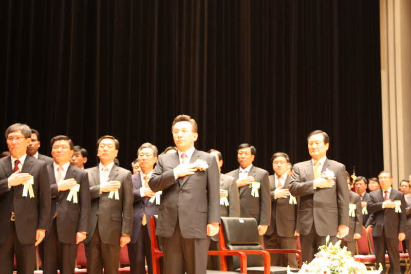 행사장에 참석한 윤증현 기획재정부장관, 허용석 관세청장, 허병익 국세청 차장(청장 직무대행)이 국민의례를 하고 있다.