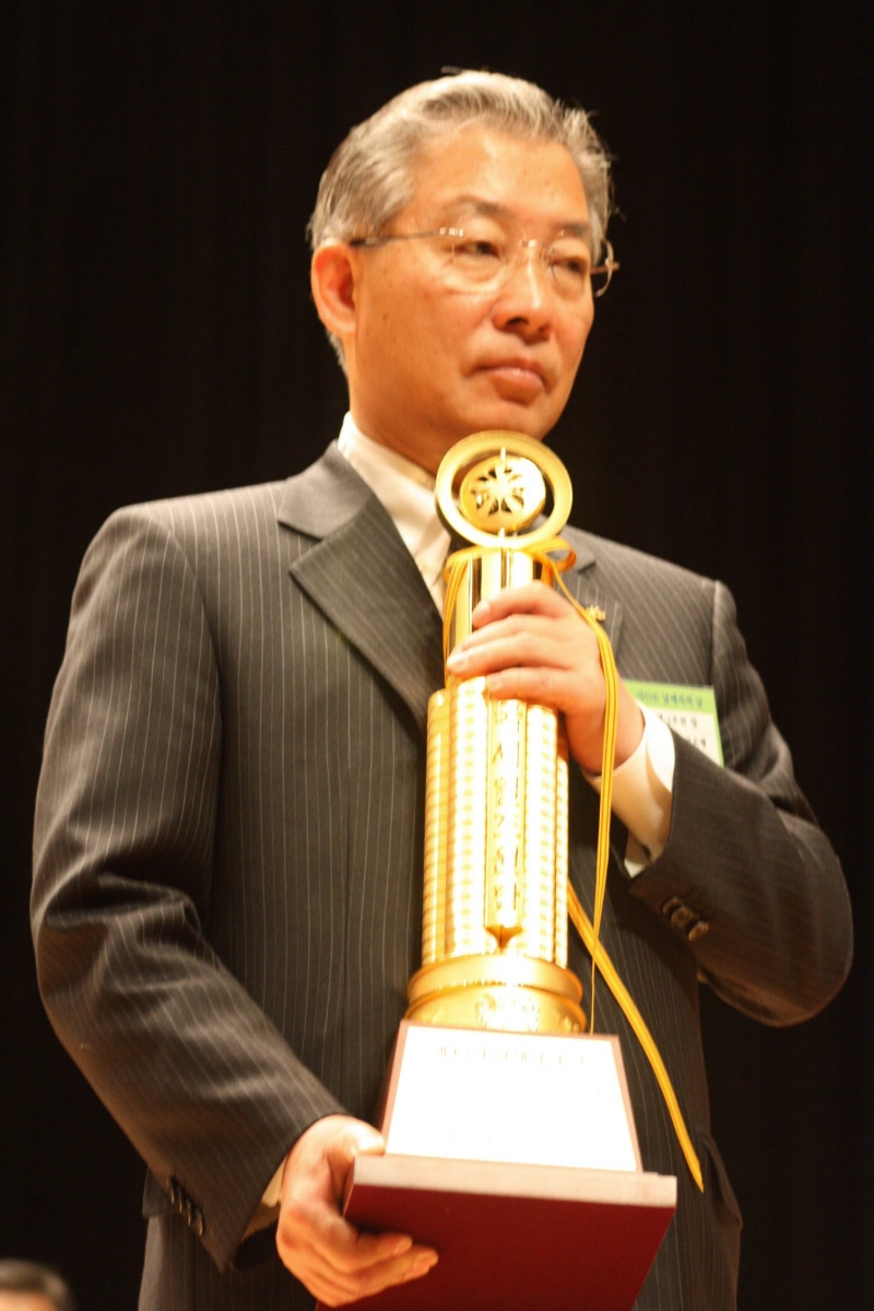 이날 기념식에서 국세 1조원 탑은 국민은행이 받았다. 강정원 국민은행장이 1조원탑을 자랑스럽게 들고 있다.