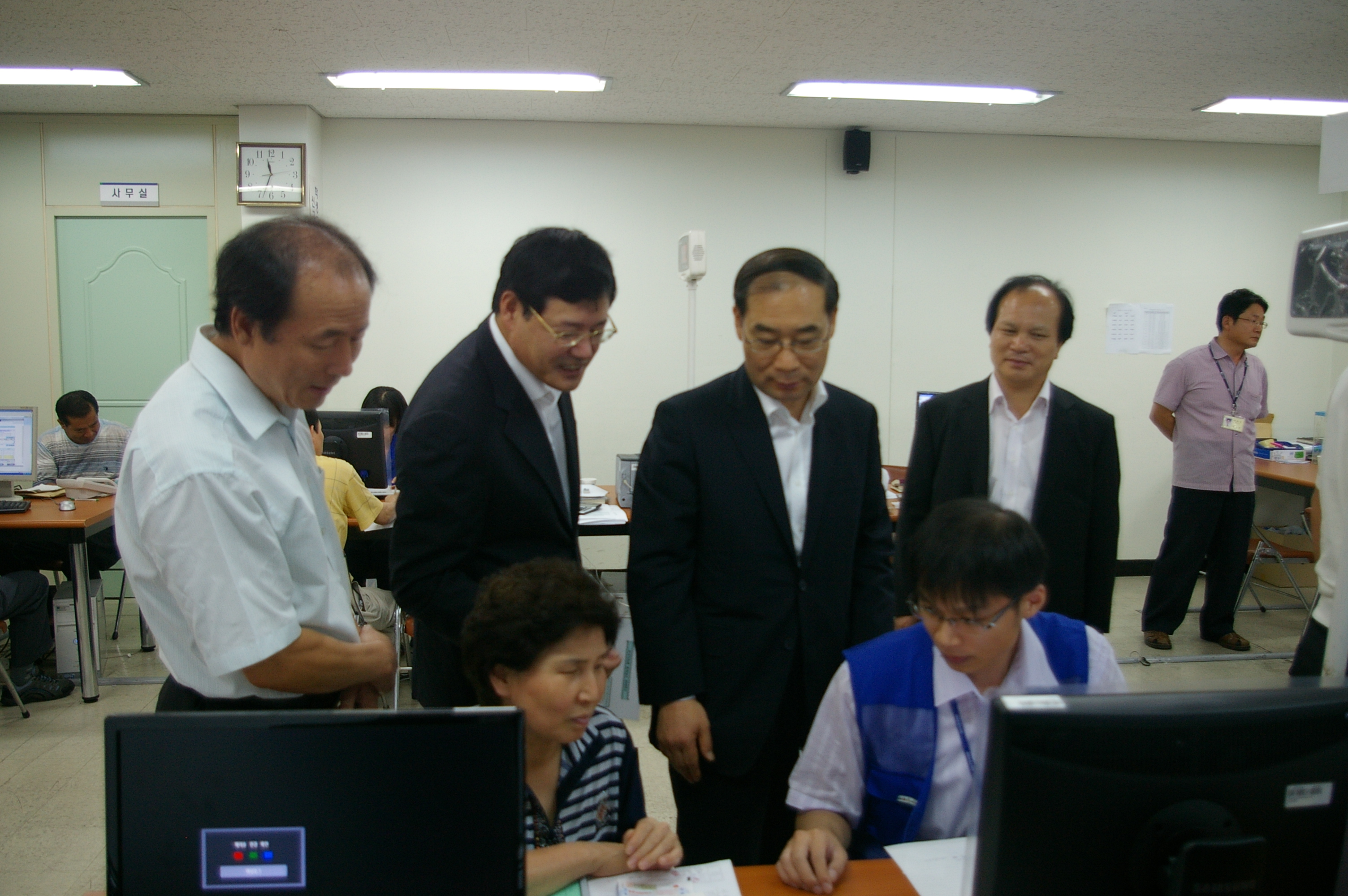 허장욱 부산청장이 24일 동래세무서를 방문, 내방 납세자의 애로사항을 경청하고 있는 모습.