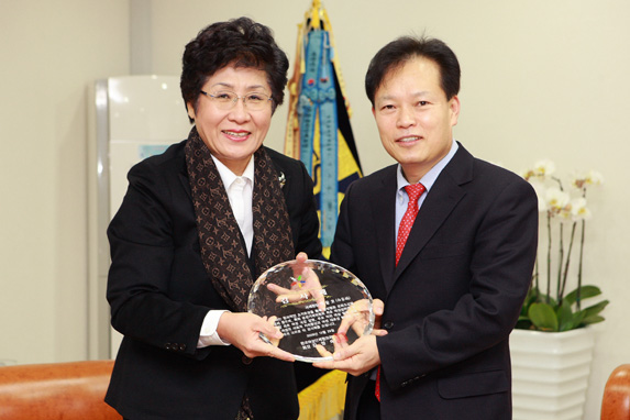 백용호 국세청장<오른쪽>이 김정숙 한국여성단체협의회장으로부터 감사패를 받고 있다.