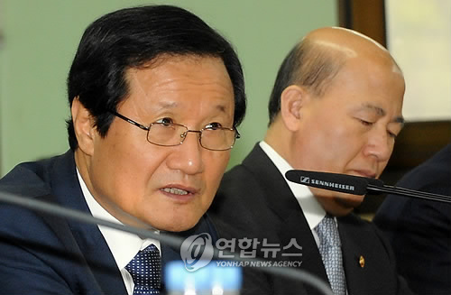 윤증현 기획재정부 장관은 '서울국제금융포럼'에서