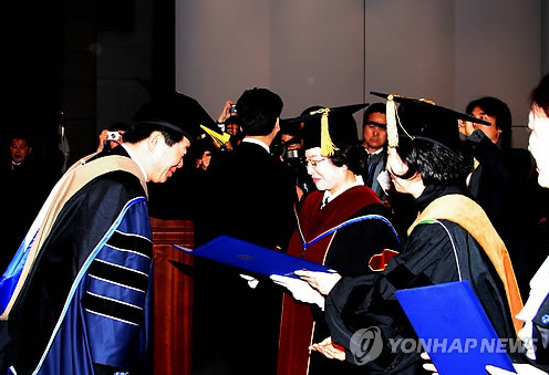 바른사회공헌포럼 공동대표인 김성호 전 보건복지부 장관이 21일 가천대 회계세무학과에서 '기업의 사회공헌활동이 기업평판 및 BSC 성과에 미치는 영향 연구'라는 제목의 학위논문으로 박사학위를 받았다.