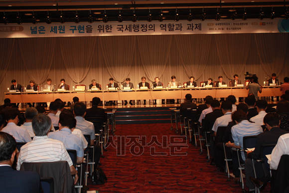 이날 포럼은 '넓은 세원구현을 위한 국세행정의 역할과 과제'란 대주제하에 ▷금융거래 주임의 과세인프라 확충방안(김재진 조세연구원 선임연구위원) ▷최근 탈세의 실태와 효과적 대응방안(오윤 한양대 법학전문대학원 교수) ▷올바른 납세의식 형성을 위한 정책과제(전병목 조세연구원 연구위원) ▷불성실 납세행태 근절을 위한 절차법적 제재방안(이창희·박정훈 서울대 법학전문대학원 교수) 등을 논의주제로 각각 발표와 토의가 진행됐다.