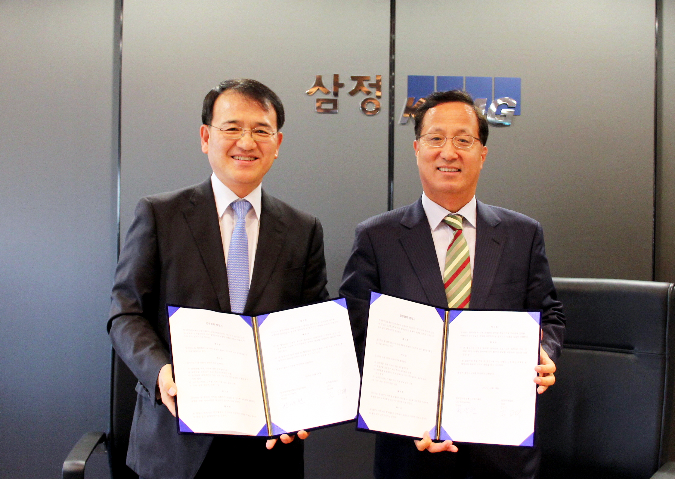 삼정KPMG 김교태 대표이사<왼쪽>와 한국전자정보통신산업진흥원 전상헌 부회장이 협약을 체결하고 있다.