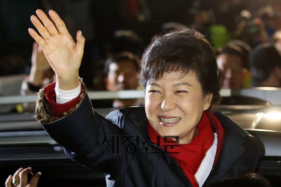 박근혜 제18대 대통령 당선인이 19일 밤 여의도 새누리당 당사를 방문, 당선 축하를 하는 지지자들을 향해 손을 흔들고 있다.