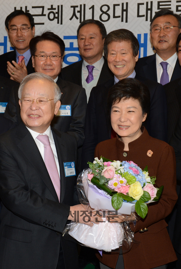 꽃다발 든 박근혜 당선인