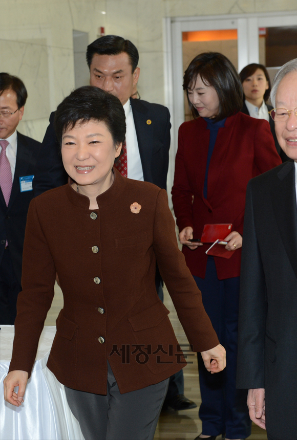 웃음지으며 들어서는 박근혜 당선인