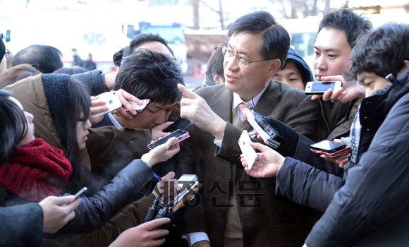 취재진 질문 받는 인수위 경제1분과 위원