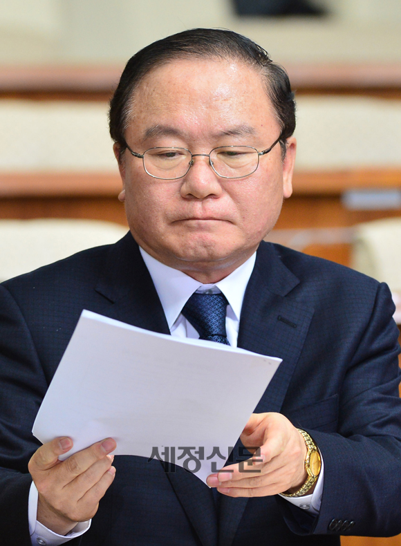이동흡 후보자가 자료를 살펴보고 있다.