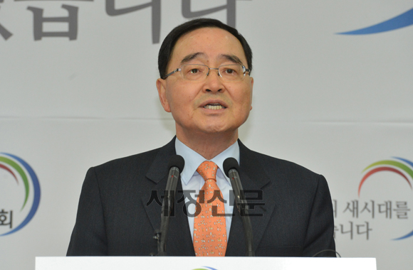 정홍원 무총리 후보자가 8일 금융연수원에서 공동기자회견을 하고 있다.