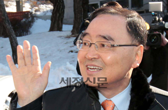 손수 운전하는 정홍원 국무총리 후보자.
