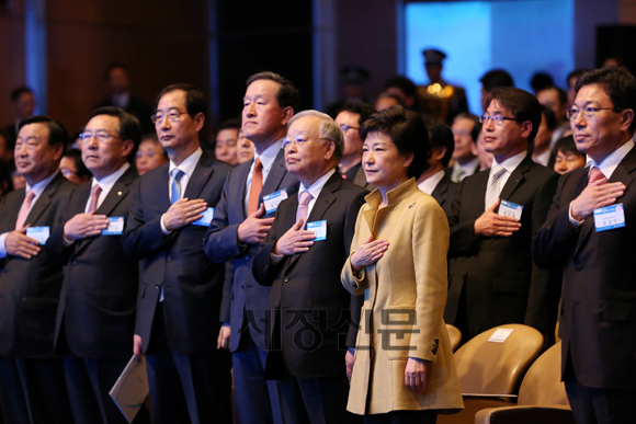 박근혜 대통령이 20일 서울 강남구 코엑스에서 열린 제40회 상공의 날 기념식에 참석해 국민의례를 하고 있다. 박 대통령 오른쪽으로 손경식 대한상공회의소 회장, 허창수 전국경제인연합회장, 한덕수 한국무협회장, 김기문 중소기업중앙회장, 이희범 한국경영자총협회장