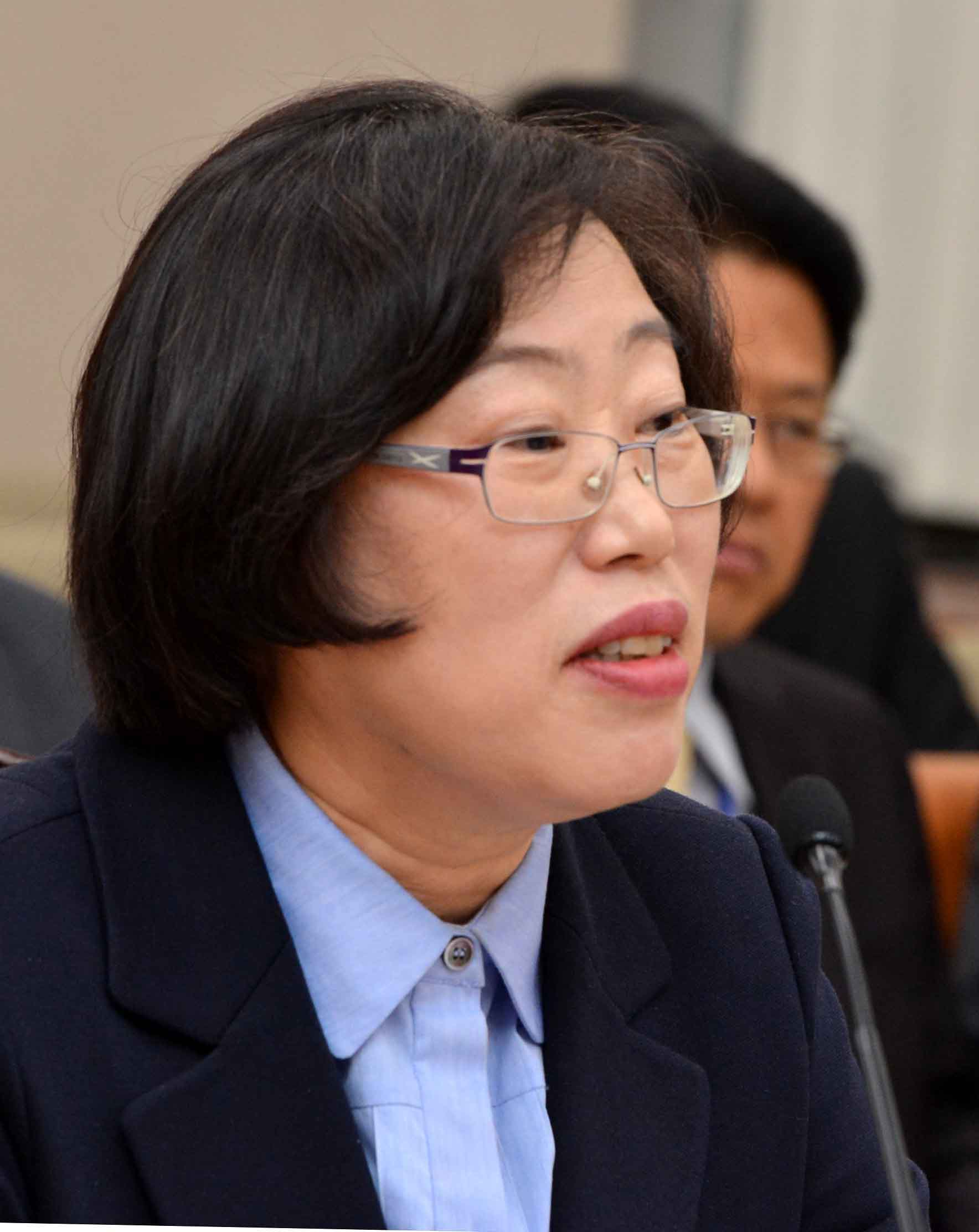 의원질의 답변하는 윤진숙 후보자
