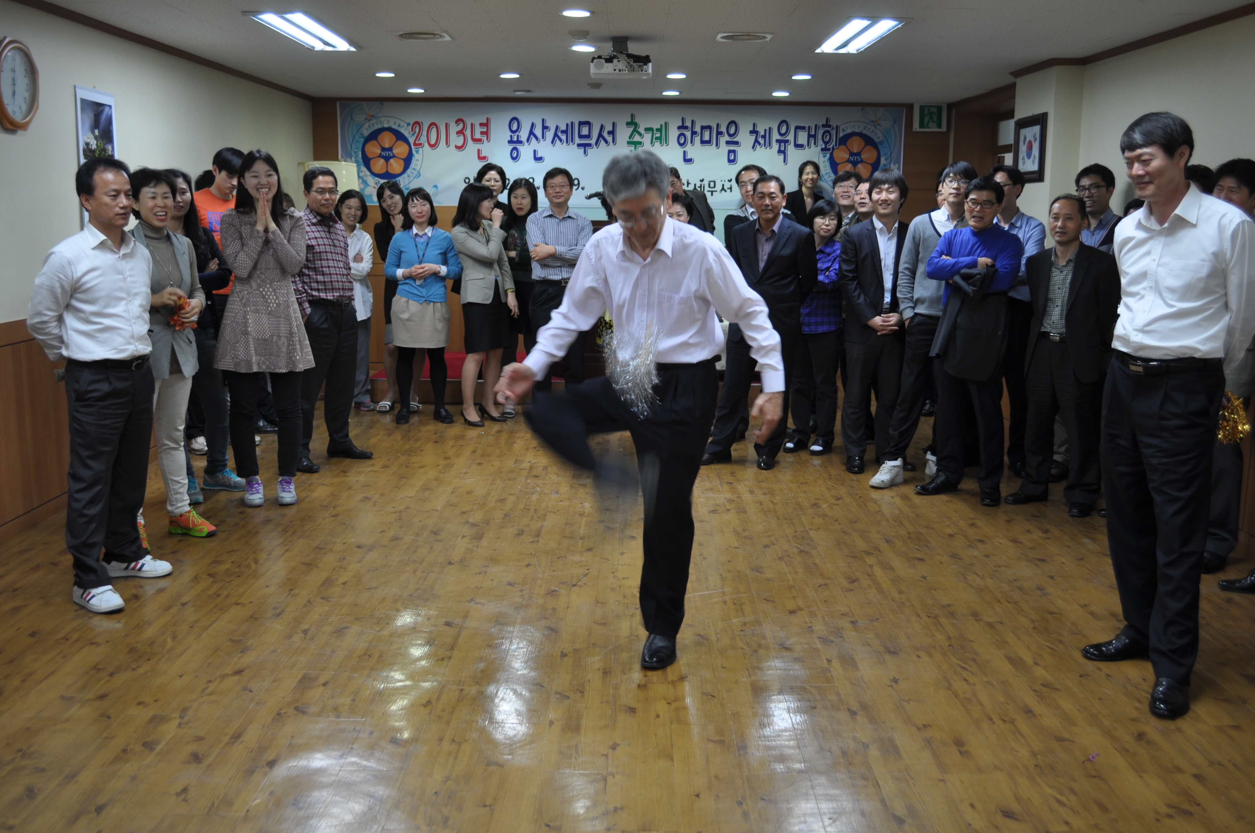 한정수<맨 왼쪽> 법인1계장과 이종일<맨 오른쪽> 법인세과장이 지켜보는 가운데 한 직원이 제기차기 경기를 하고 있다.
