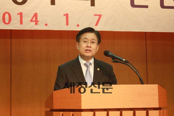 김덕중 국세청장이 치사를 하고 있다.
