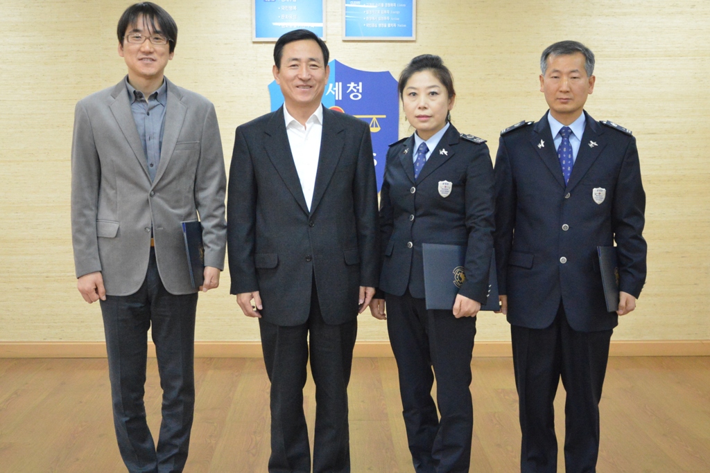 박철구(왼쪽 두번째) 인천세관장이 민원해결 우수사례로 선정된 직원들과 함께 포상 기념사진을 촬영하고 있다.