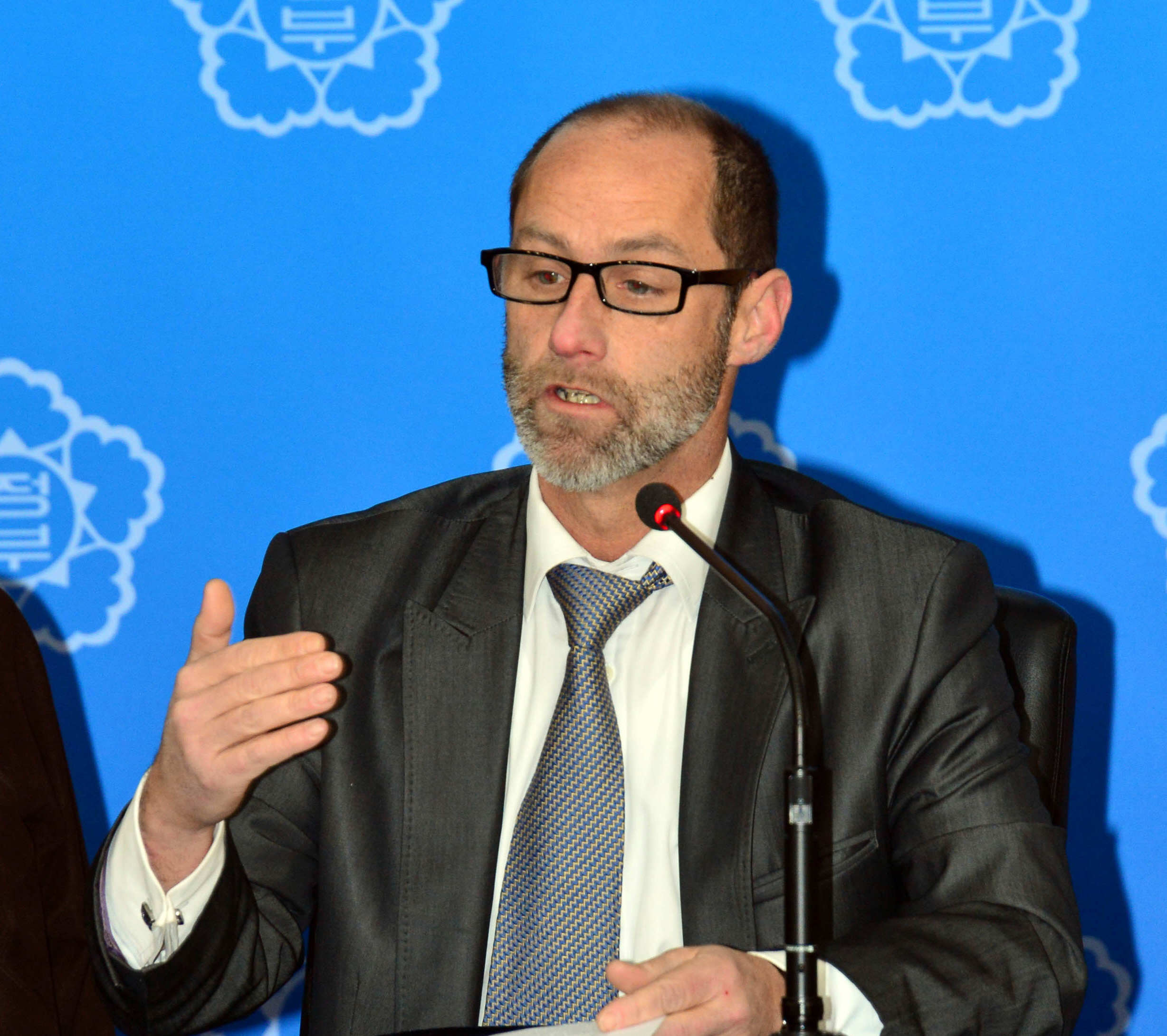 13일 오후 정부서울청사에서 브라이언 에이큰(Brian Aitkan) IMF 미션단장이 브리핑을 하고 있다.