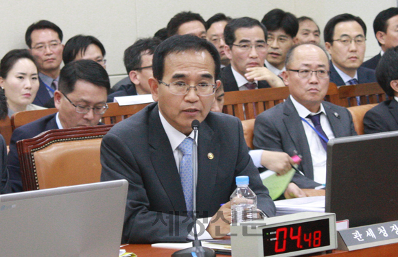 김낙회 관세청장은 23일(월) 열린 국회 기획재정위원회 업무보고에서 올 한해 경제활성화를 위해 관세행정을 총력 지원할 것임을 밝혔다.<사진은 지난해 10월 국정감사 답변 장면>