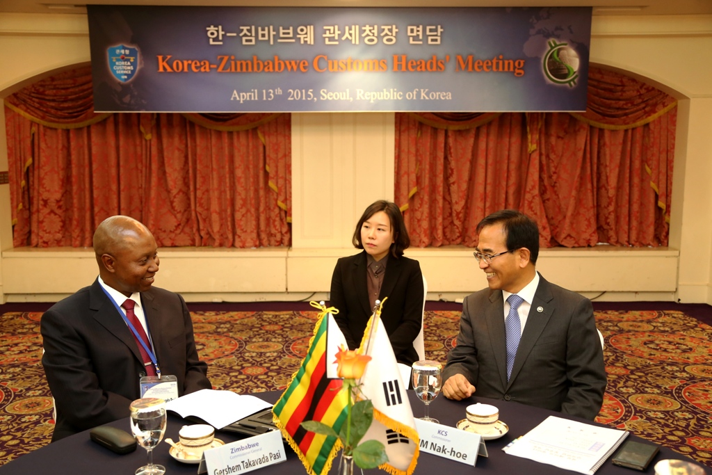 13일 임페리얼 팰리스 호텔에서 열린 한-짐바브웨 관세청장 면담에서 김낙회 관세청장과 Mr. Gershem T. Pasi (게르셈 티 파시) 짐바브웨 조세청장(Commissioner General)이 공적개발 원조 지원사업 등에 대해 논의하고 있다.