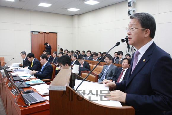 임환수 국세청장은 21일 기재위 업무보고에서 사전전 성실신고 지원에 역량을 집중 소관세입을 확보하겠다고 보고했다. <사진은 지난 2월 업무보고 모습>