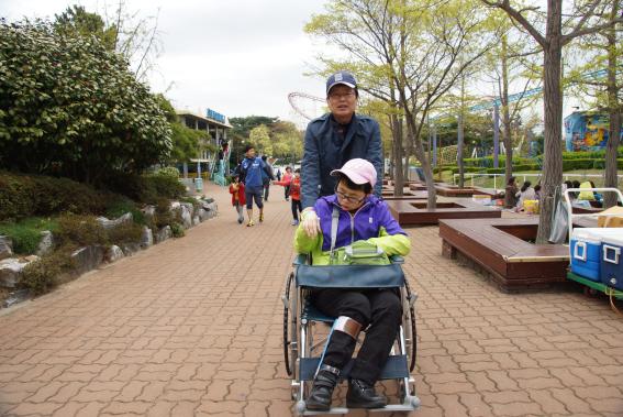서부산세무서 강서린 서장은 관내 복지시설인 '라이트하우스'를 찾아 장애아동들과 함께 즐거운 시간을 가졌다.