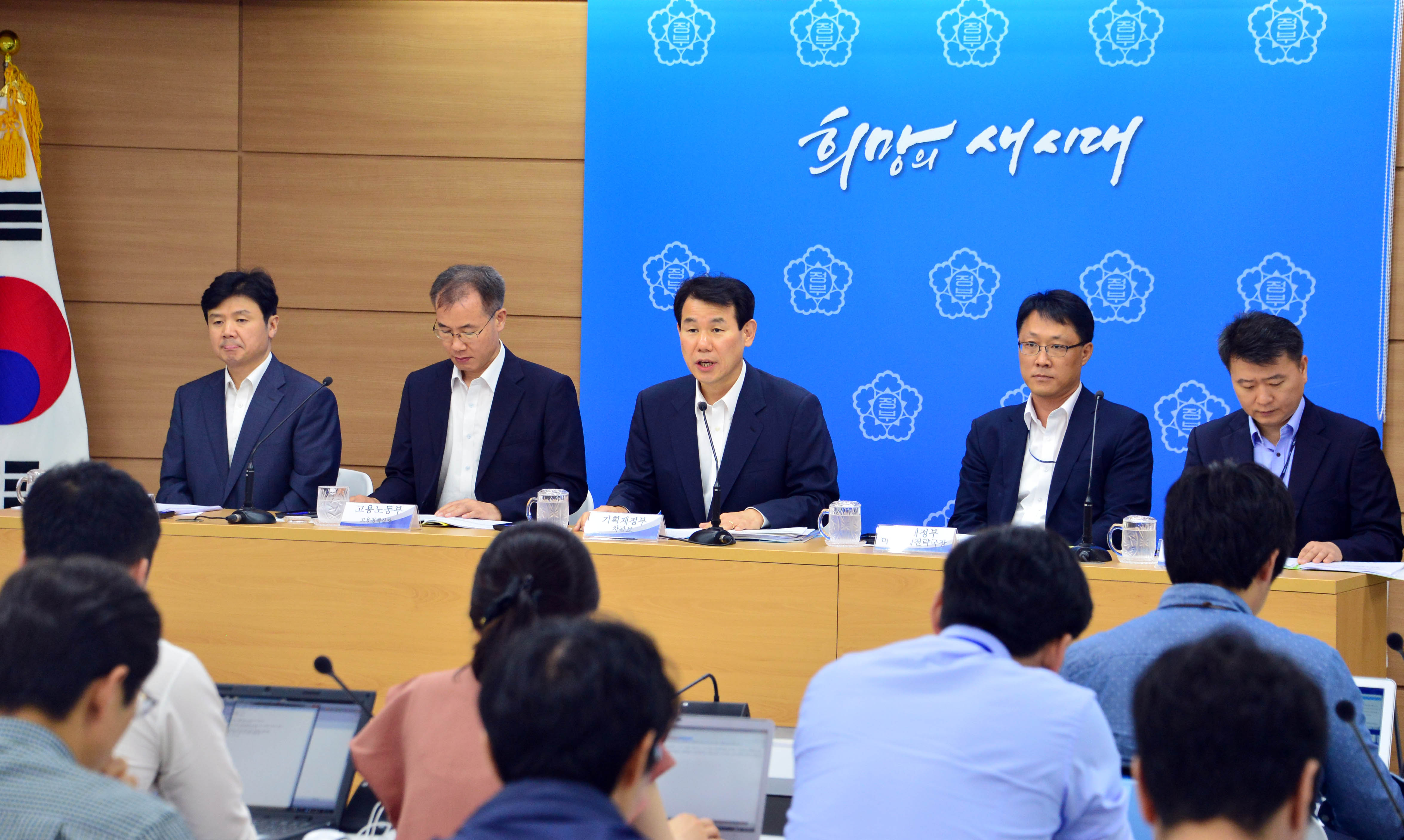 정은보 기획재정부 차관보가 지난 24일 정부세종청사 브핑룸에서 청년 고용절벽 해소 종합대책과 관련, 관계부처와 합동으로 사전브리핑을 하고 있다.<좌측부터 신익현 교육부 정책기획관, 이재홍 고용부 고용정책실장, 정은보 기재부 차관보, 백용천 기재부 미래경제전략국장, 백운만 중기청 경영판로국장>