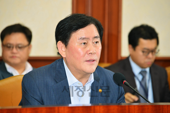 최경환 부총리는 28일 확대간부회의를 주재, 추경집행 후속조치의 만전을 주문했다.