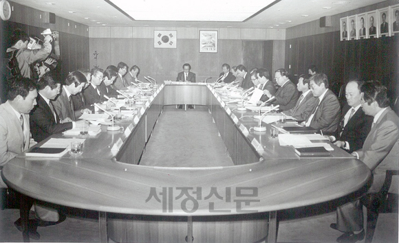 서영택 국세청장이 1991년 1월 본청 간부회의에서 부동산투기 대책을 협의하고 있다. ''87년 12월 대통령 선거와 '88서울올림픽'으로 촉발 된 전국적인 부동산투기현상은 국세청을 가장 힘들게 했다. 국세청은 기회 있을 때마다 투기자에 대해 대대적인 단속을 펼쳐 경각심을 고취시켰다. <세정신문DB>
