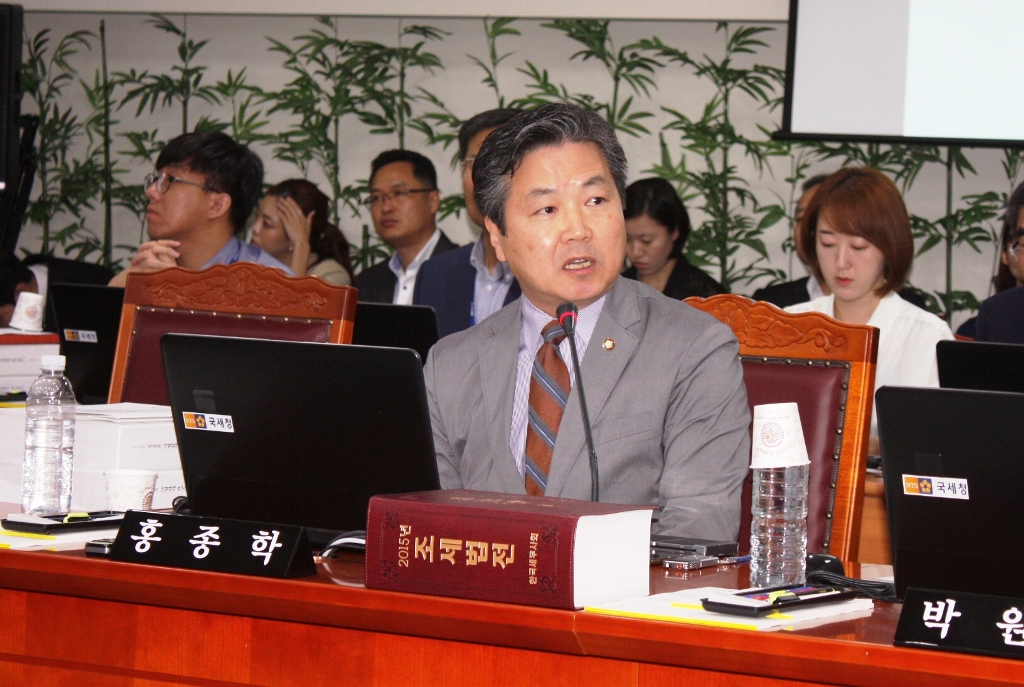 홍종학 의원이 질의를 하고 있다.