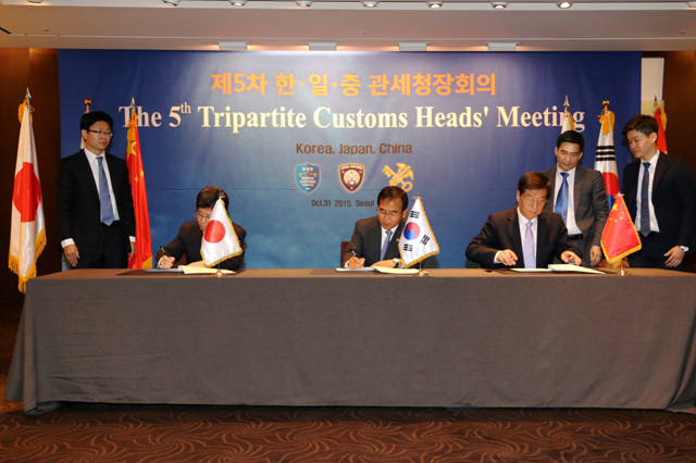 서울 신라호텔에서 열린 ‘제5차 한일중 관세청장회의’에서 김낙회 관세청장(중앙), 사가와 노부히사(SAGAWA Nobuhisa) 일본 관세청장(왼쪽), 위 광저우(YU Guanhzhou) 중국 관세청장이 합의록에 서명하고 있다.