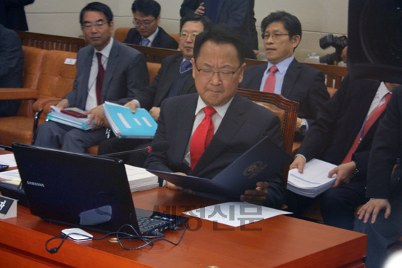인사청문회에 앞서 자료를 검토중인 유일호 후보자.