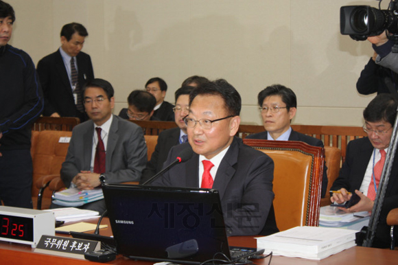 기획재정위 위원들의 질문에 답변하고 있다.