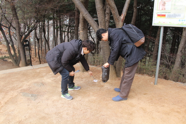 동작세무서 직원들은 산행 중 등산길의 쓰레기를 수거하며 환경정화 활동을 실시했다.