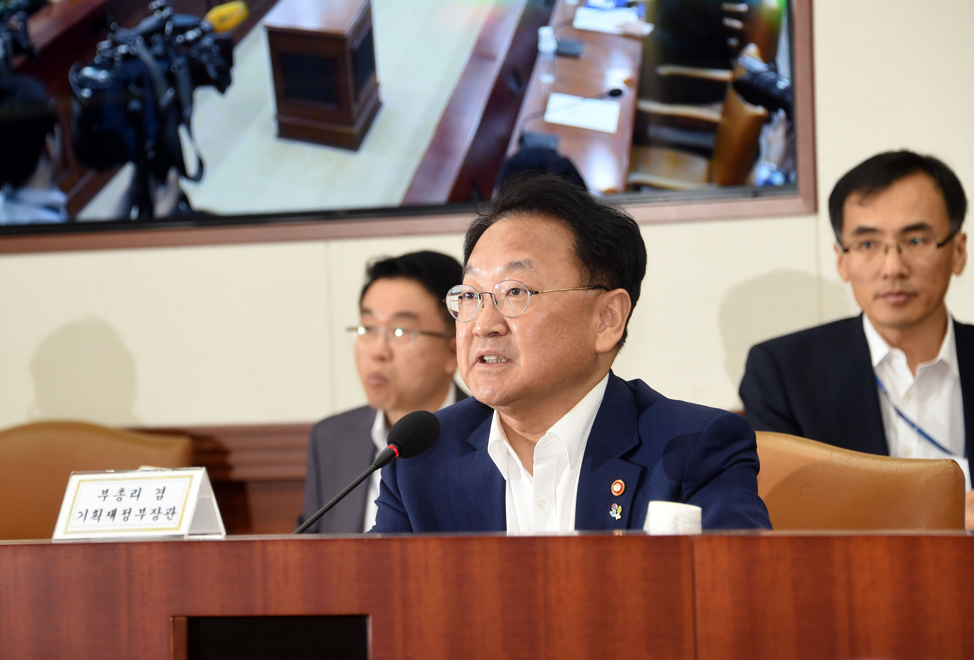 제9차 경제관계장관회의를 주재하고 있는 유일호 부총리