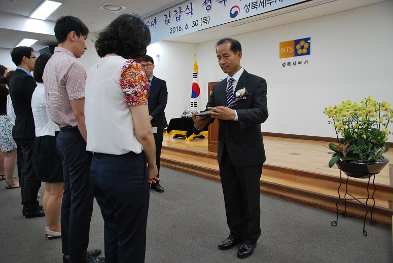 성북세무서는 2층 강당에서 제46대 김갑식 신임 서장에 대한 취임식을 개최했다.
