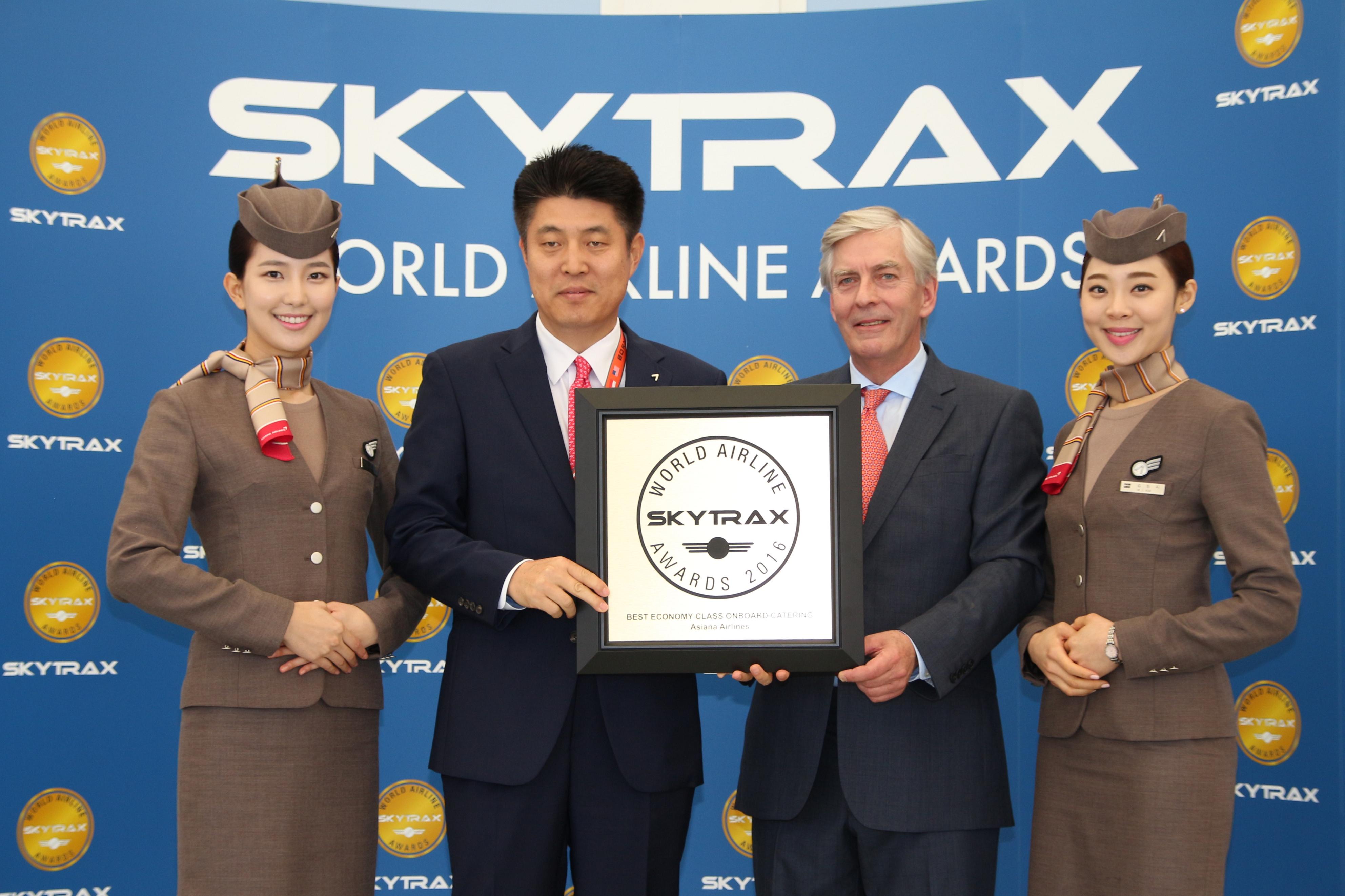 12일(현지시간) 영국 판보로(Farnborough) 국제에어쇼 행사장 내 스카이뷰 홀에서 열린 '2016 스카이트랙스 세계항공대상(2016 Skytrax World Airline Award)' 시상식에서 아시아나항공 송석원 구주지역본부장(왼쪽 두번째)와 에드워드 플레이스테드(Edward Plaisted) 스카이트랙스 대표(왼쪽 세번째) 및 아시아나항공 캐빈 승무원이 기념 촬영을 하고 있다.