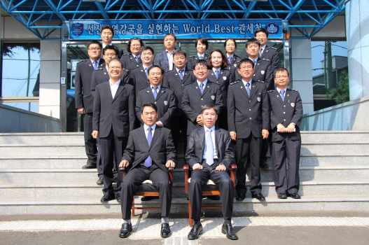 14일 포항세관을 방문한 윤이근 대구세관장은 주요 업무현황을 보고 받고, 직원들을 격려했다.