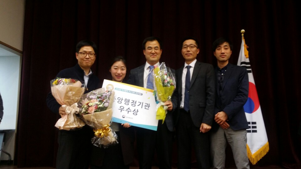 16일 세종컨벤션센터 국제회의실에서 열린 '2016년 적극행정 우수사례 경진대회'에서 관세청 윤선덕 사무관(가운데) 등 관세청 수상자들이 기념촬영을 하고 있다.