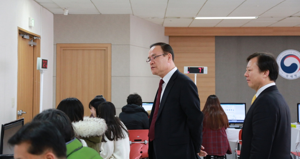 심달훈 중부지방국세청장이 19일 분당세무서 부가세 신고창구를 찾아 신고현황을 점검하고 있다.