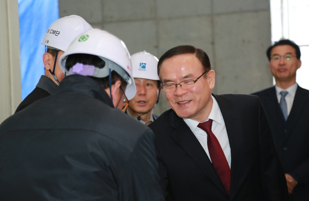 심달훈 중부청장이 분당세무서 신축 공사현장을 방문, 공사 관계자들을 격려하고 있다.