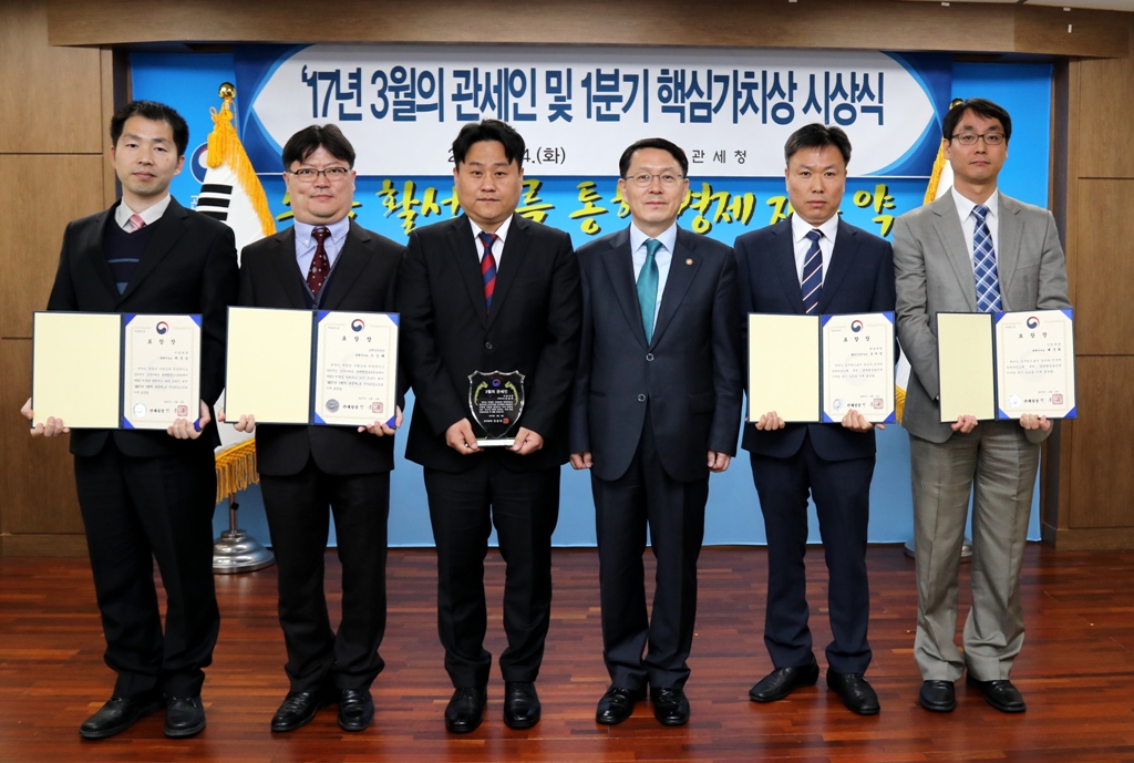 천홍욱<오른쪽 세번째> 관세청장과 3월의 관세인 안용락<왼쪽 세번째> 관세행정관 및 1/4분기 핵심가치상 수상자들이 기념사진을 촬영하고 있다.