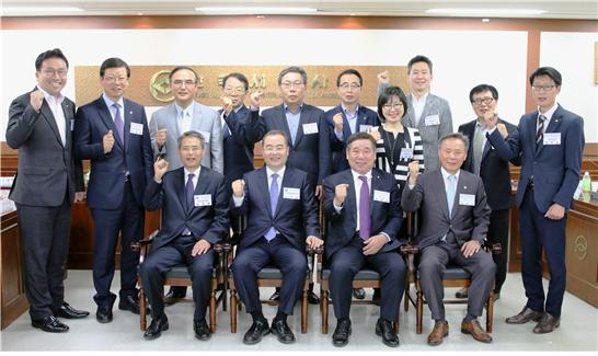 서울지방세무사회는 27일 회관 회의실에서 서울지방국세청과 종합소득세 신고 간담회를 가졌다.