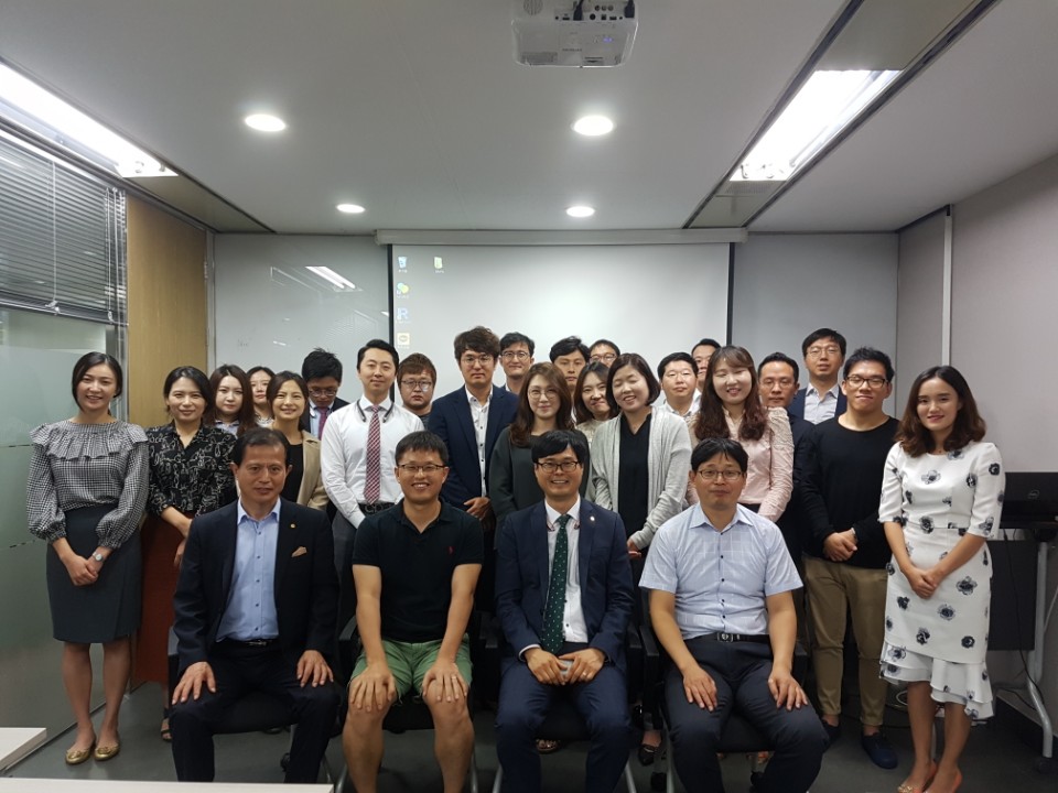 5분 특강 강사 워크숍에 참석한 이봉구.최정만.변종화.김정철 세무사를 비롯해 세무사와 회계사들이 기념촬영하고 있다<앞줄 왼쪽부터>.