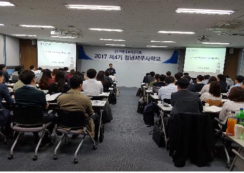 장보원 세무사가 '효율적인 인사․급여관리'에 대해 특강하고 있다.