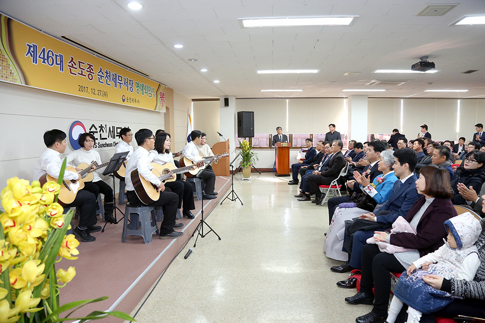 순천세무서 박정훈(조사과장)기타동호회 회장과 회원들의 축하공연.