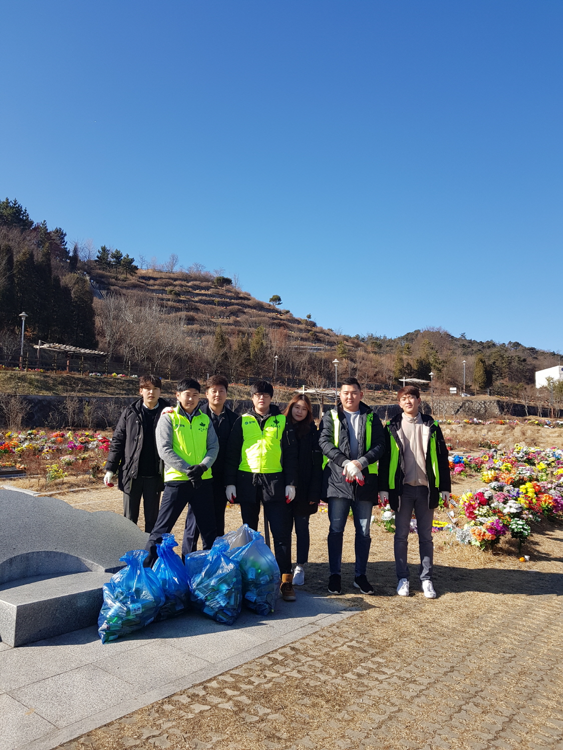 보해양조 광주지점 직원들은 지난 3일 광주시 북구 영락공원에서 환경정화활동을 진행했다.