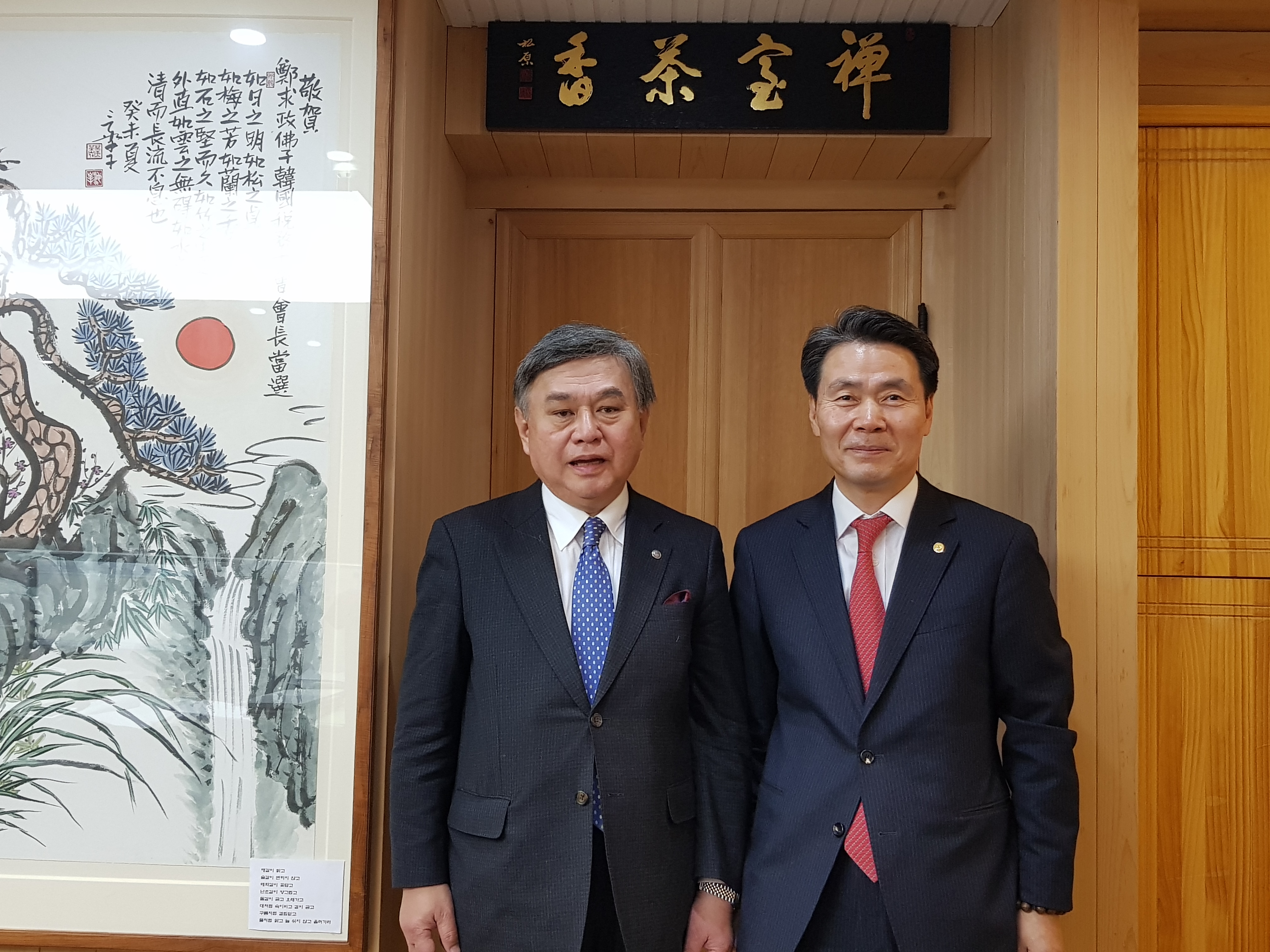 정구정<오른쪽> 전 한국세무사회장은 지난 2일 일본세리사연합회 고즈 신이치 회장의 예방을 받고 한일 양국의 세무사제도 발전에 대해 논의했다.